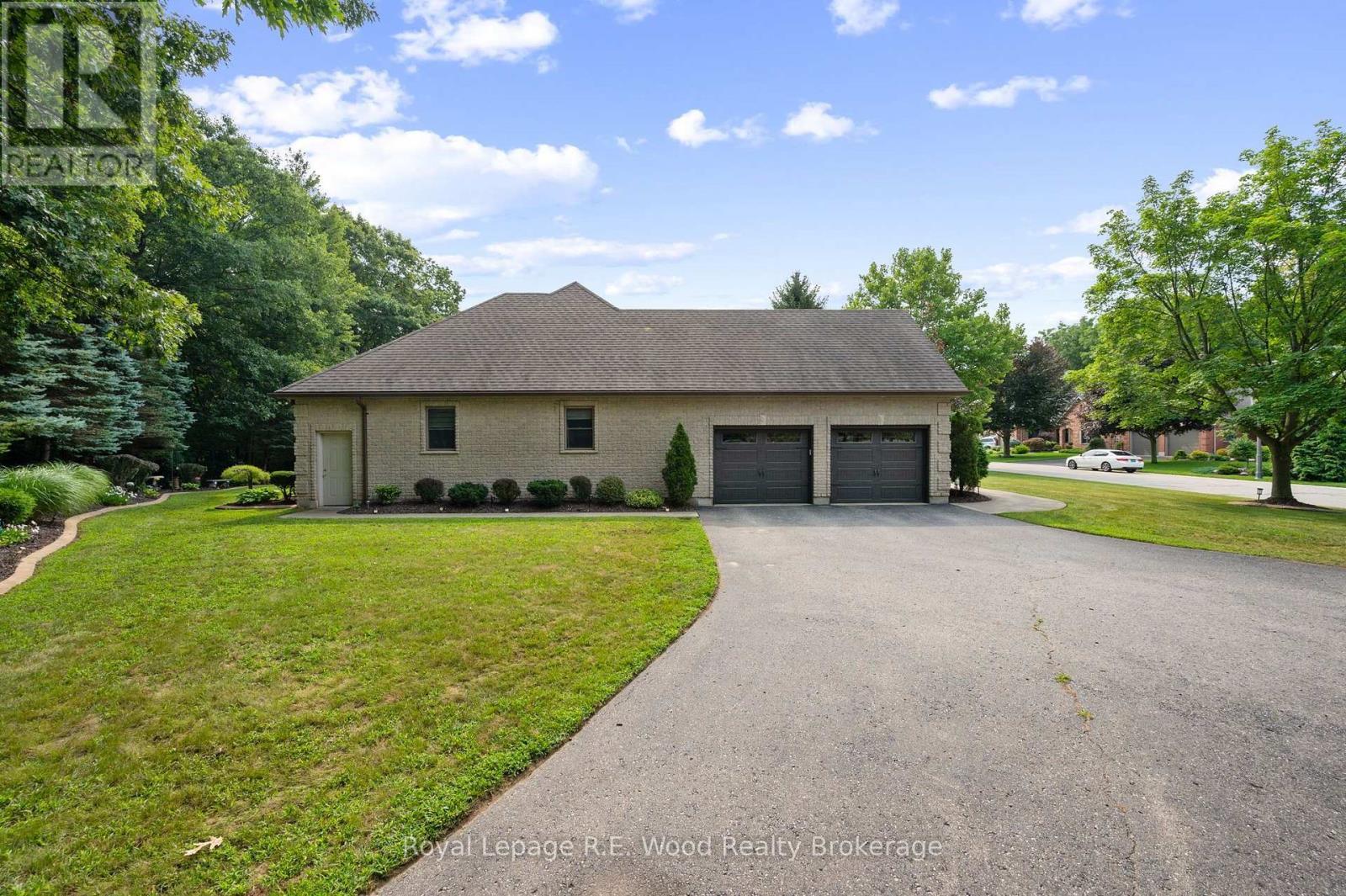 2 Whispering Pine Lane, Tillsonburg, ON - Outdoor