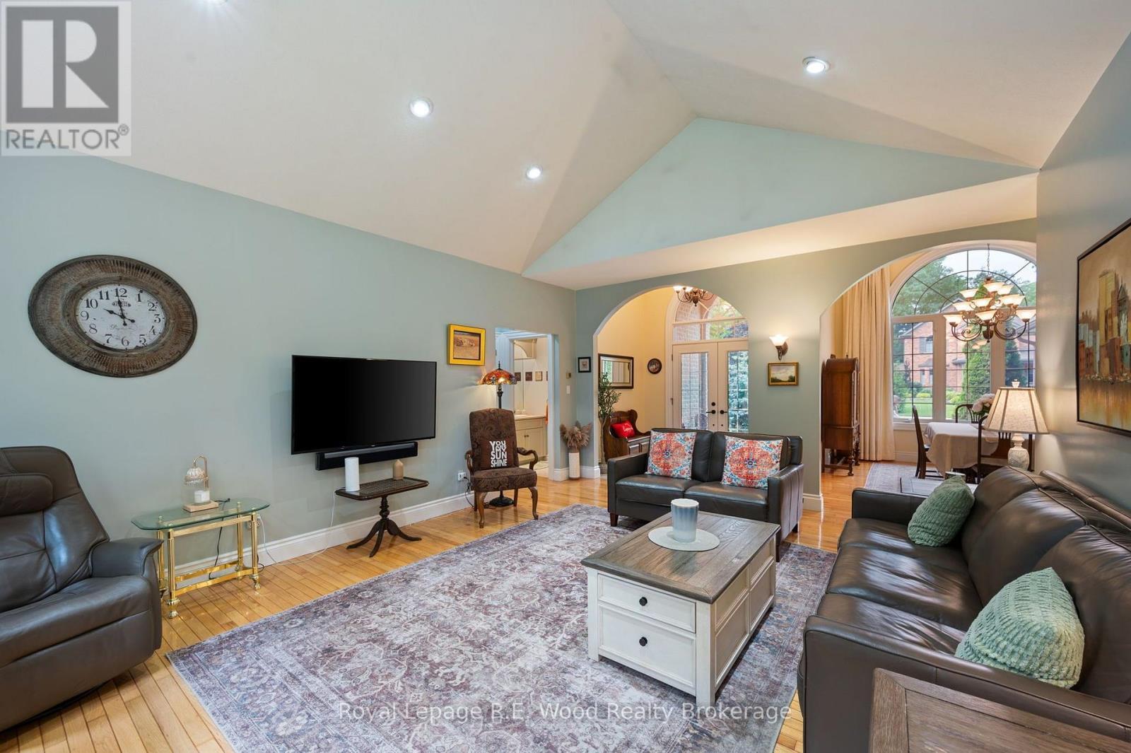2 Whispering Pine Lane, Tillsonburg, ON - Indoor Photo Showing Living Room