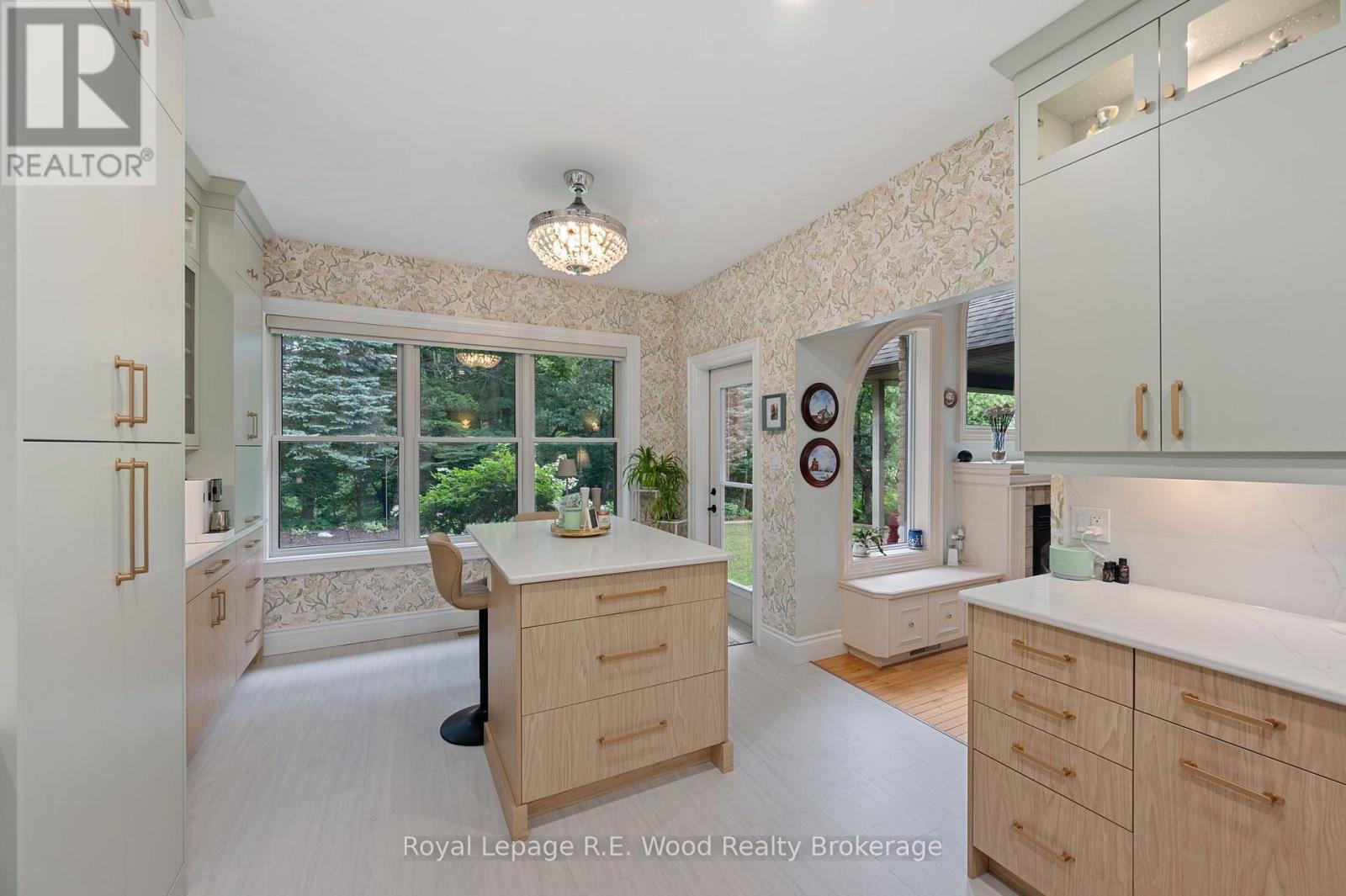 2 Whispering Pine Lane, Tillsonburg, ON - Indoor