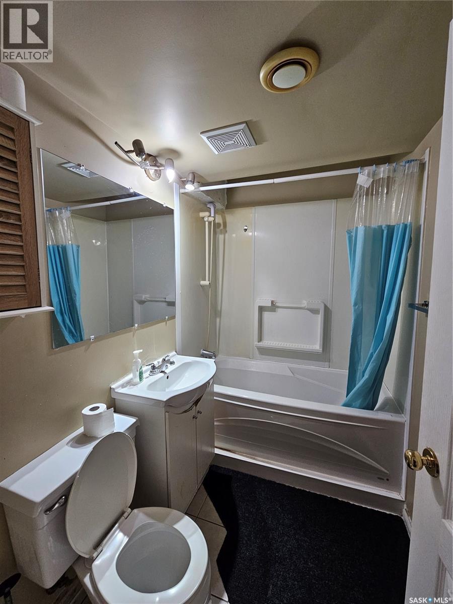 2638 Eastview, Saskatoon, SK - Indoor Photo Showing Bathroom