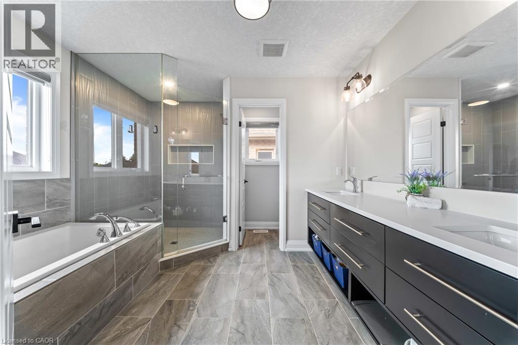Bathroom - 130 Pondcliffe Drive, Kitchener, ON - Indoor Photo Showing Bathroom
