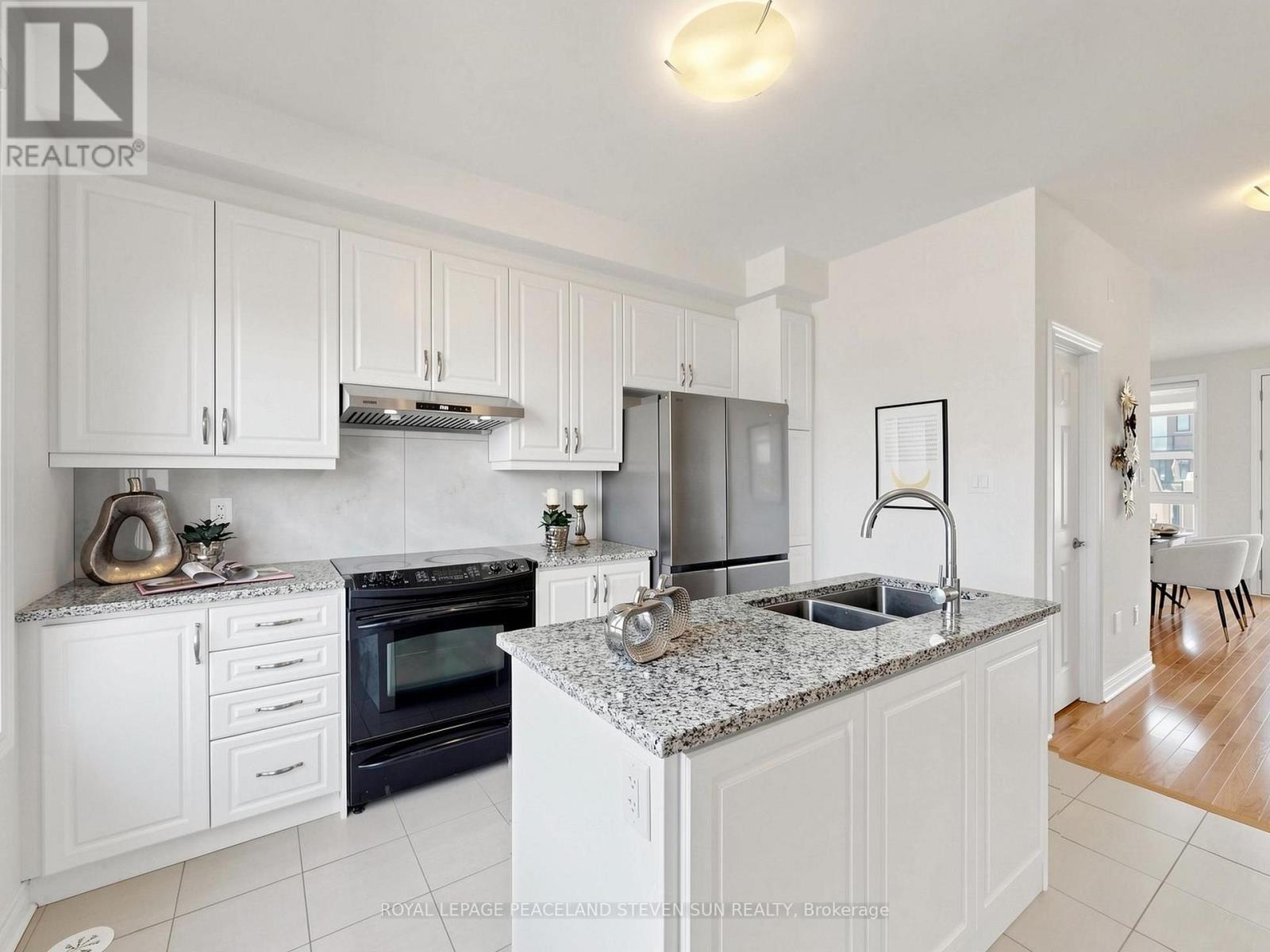 17 Mumbai Drive, Markham, ON - Indoor Photo Showing Kitchen With Double Sink With Upgraded Kitchen