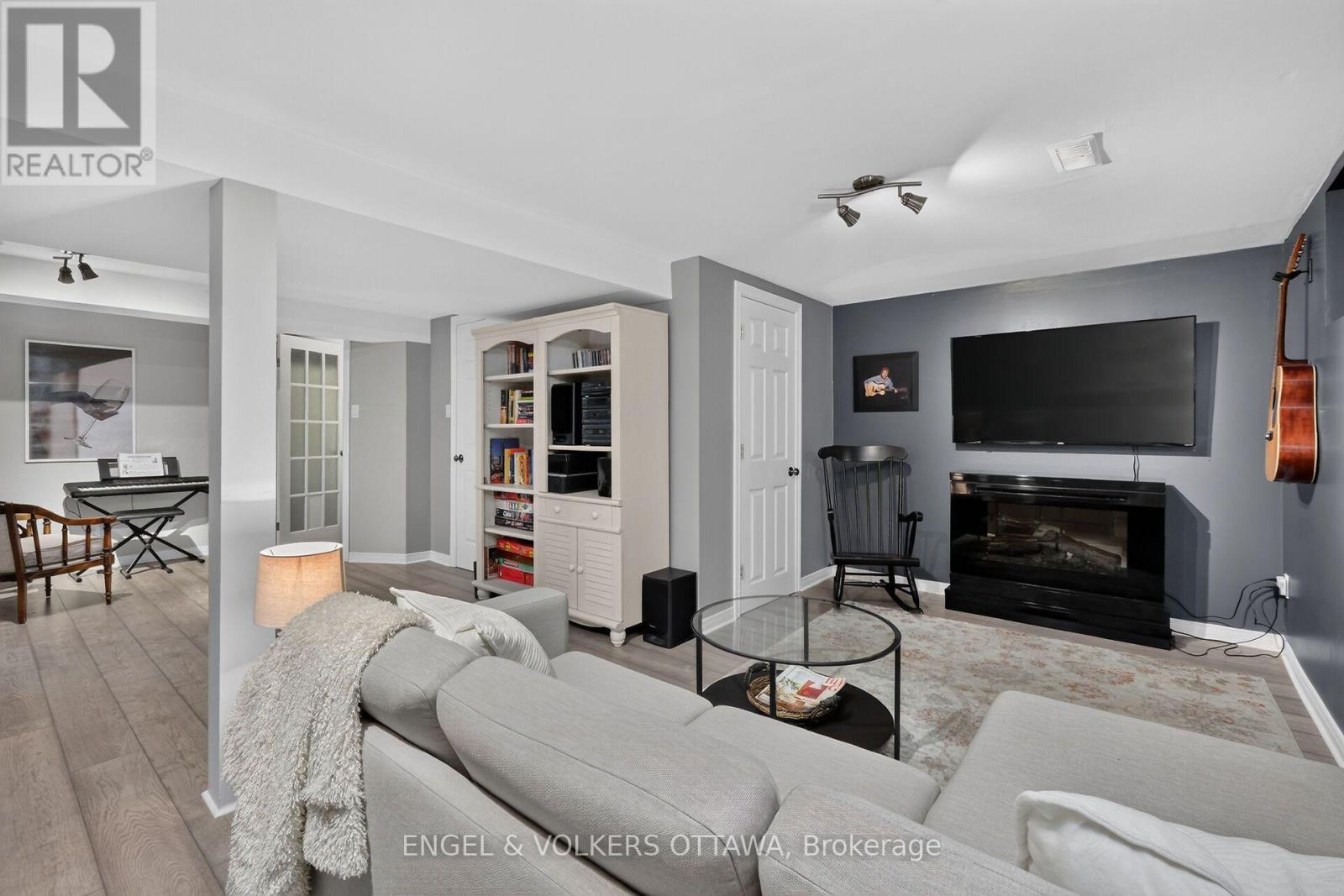 1069 St Germain Crescent, Ottawa, ON - Indoor Photo Showing Living Room With Fireplace