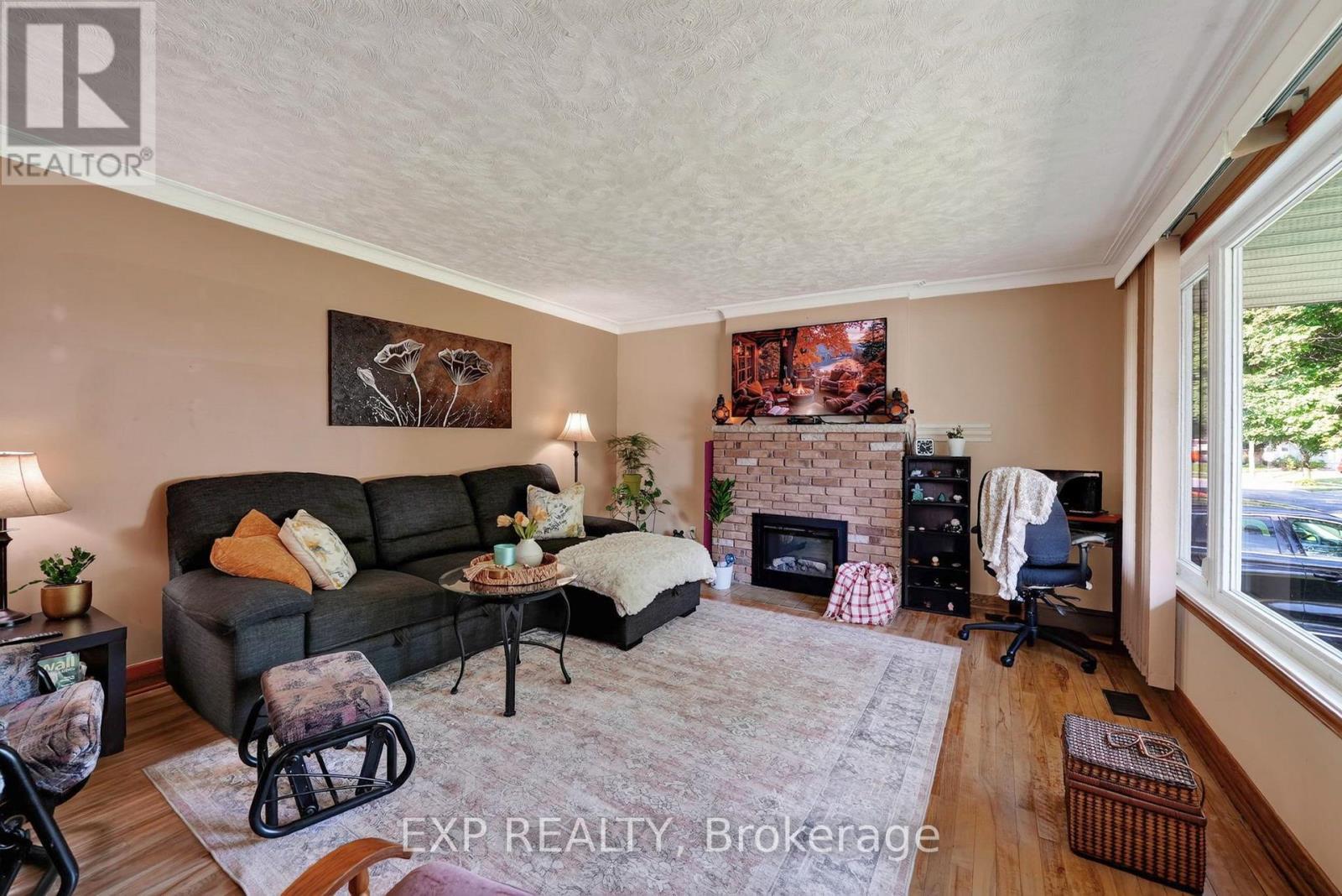 1304 Leonard Avenue, Cornwall, ON - Indoor Photo Showing Living Room With Fireplace