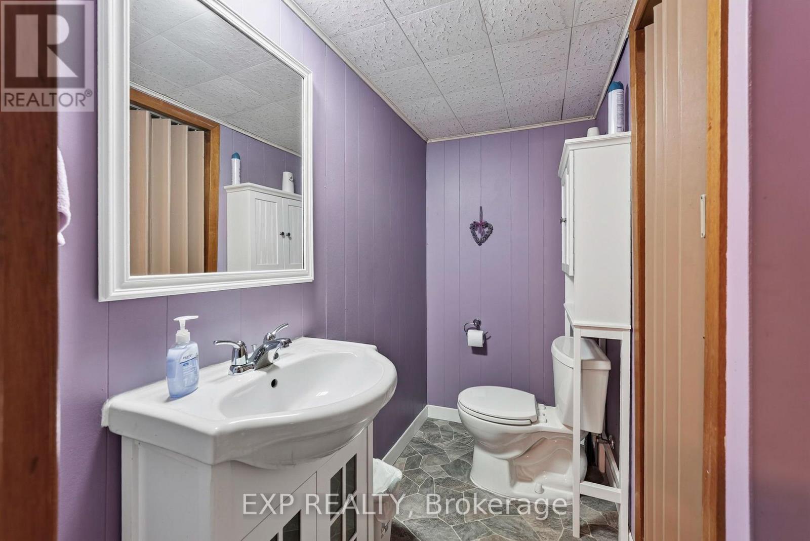 1304 Leonard Avenue, Cornwall, ON - Indoor Photo Showing Bathroom