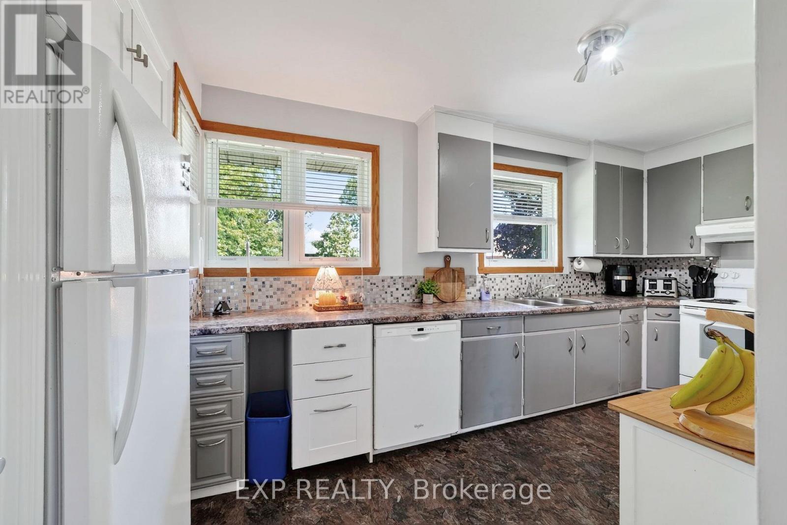 1304 Leonard Avenue, Cornwall, ON - Indoor Photo Showing Kitchen With Double Sink