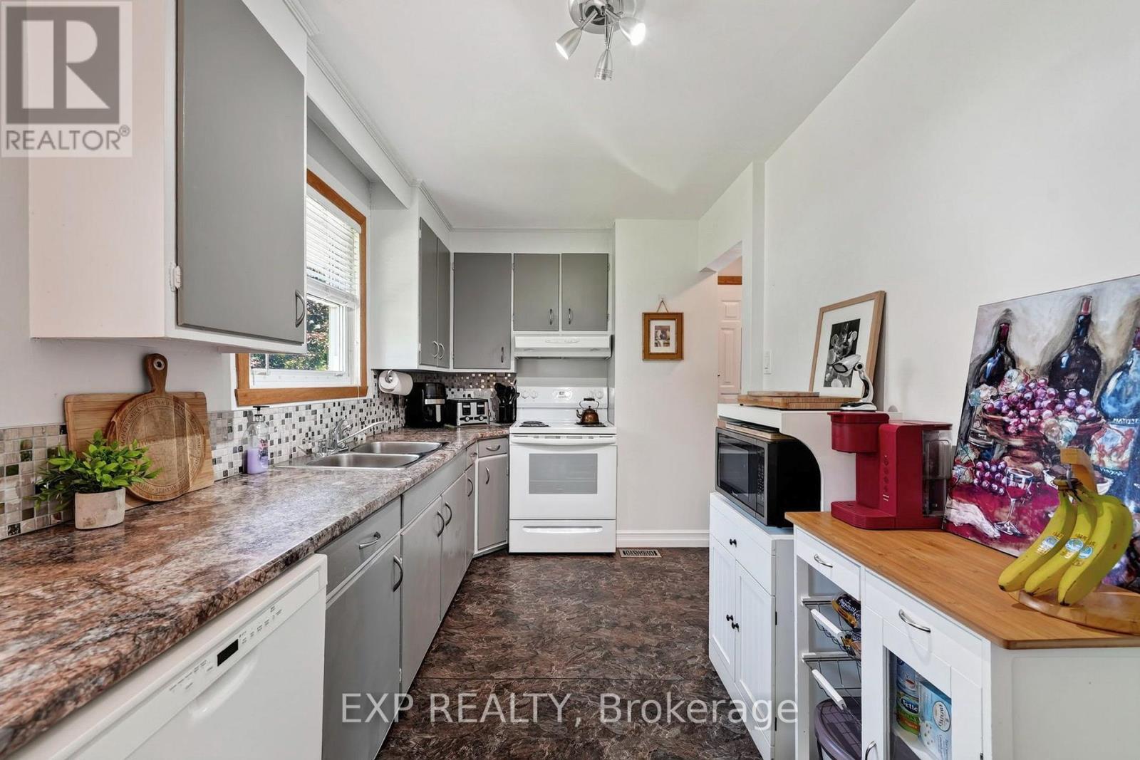 1304 Leonard Avenue, Cornwall, ON - Indoor Photo Showing Kitchen With Double Sink