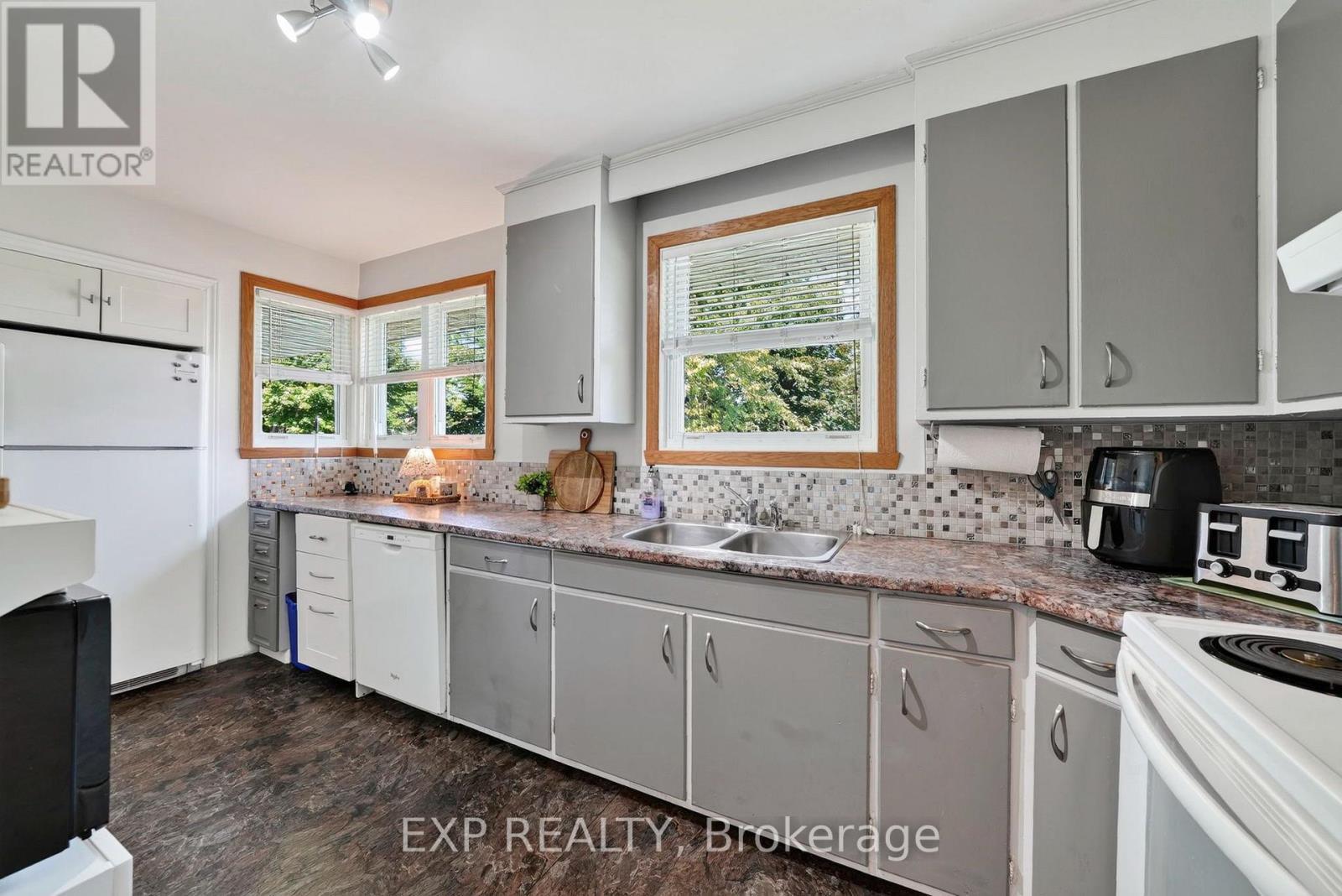 1304 Leonard Avenue, Cornwall, ON - Indoor Photo Showing Kitchen With Double Sink