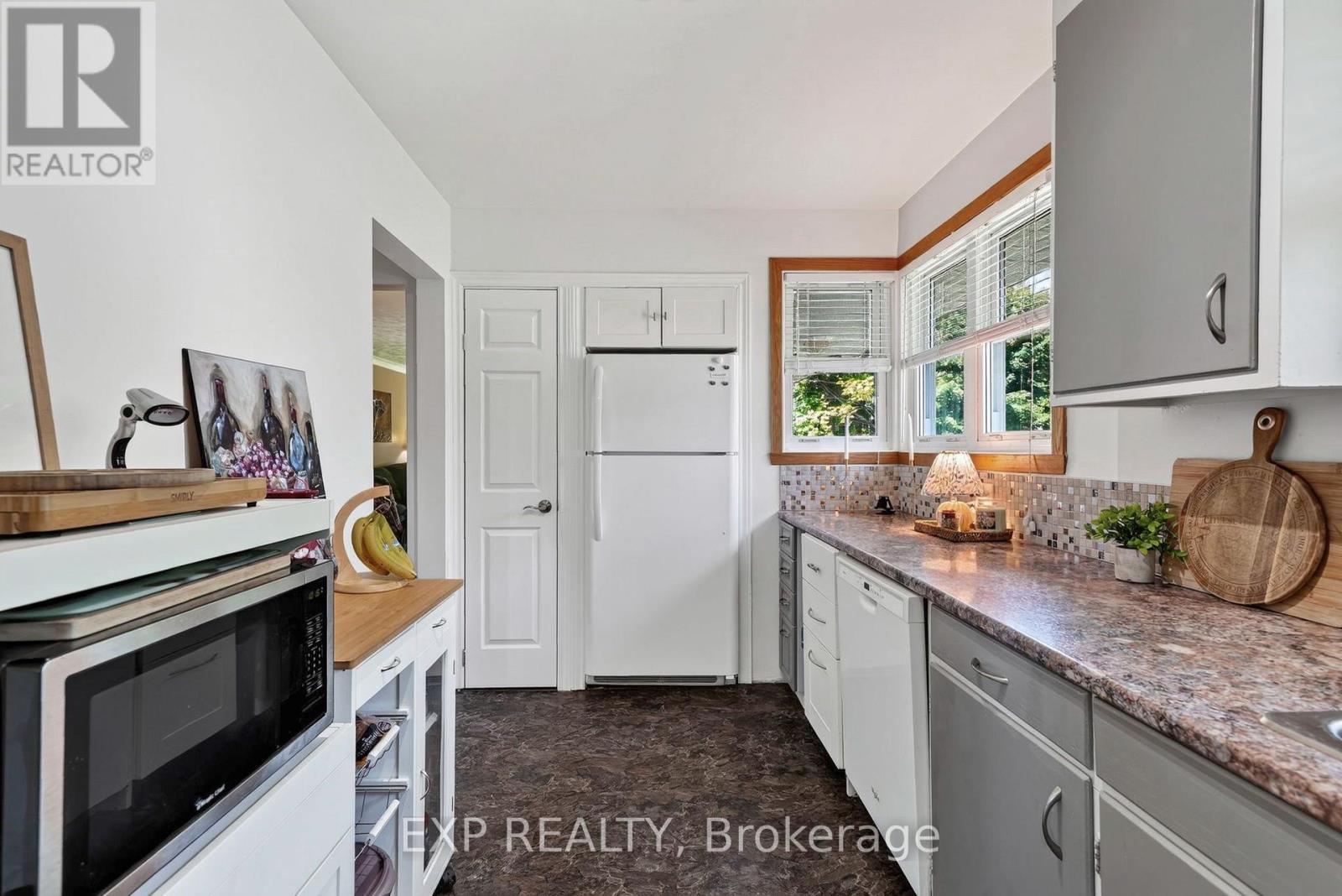 1304 Leonard Avenue, Cornwall, ON - Indoor Photo Showing Kitchen