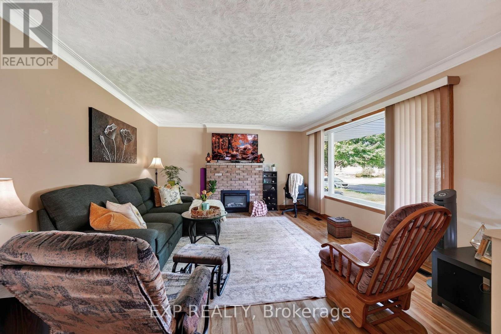 1304 Leonard Avenue, Cornwall, ON - Indoor Photo Showing Living Room With Fireplace