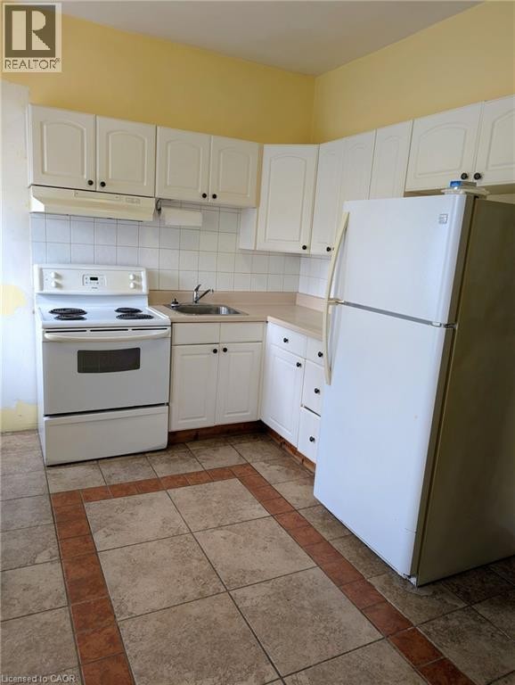 61 Barnesdale Avenue N, Hamilton, ON - Indoor Photo Showing Kitchen