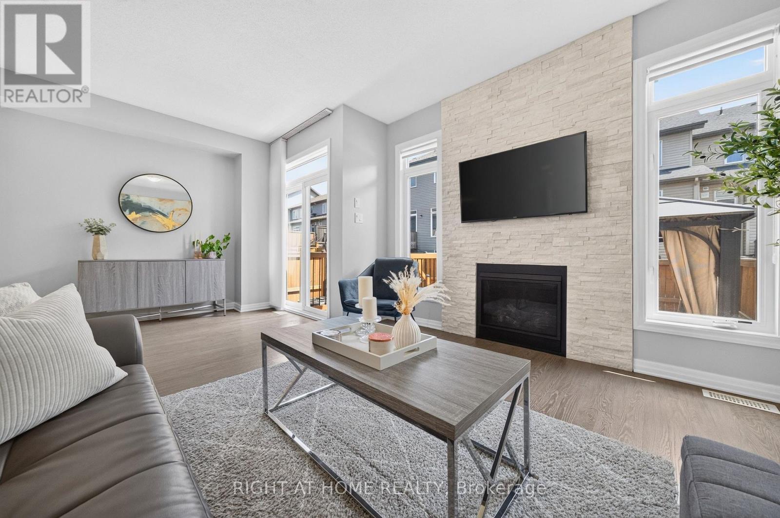 624 Spring Valley Drive, Ottawa, ON - Indoor Photo Showing Living Room With Fireplace