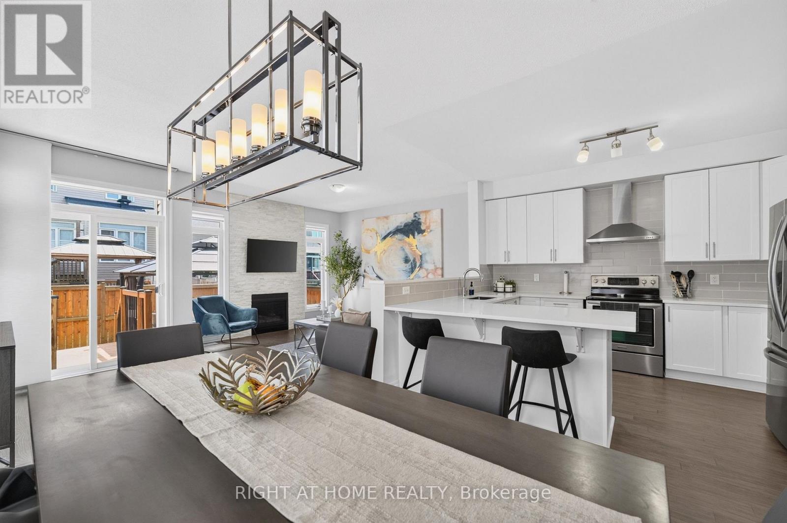 624 Spring Valley Drive, Ottawa, ON - Indoor Photo Showing Kitchen With Upgraded Kitchen