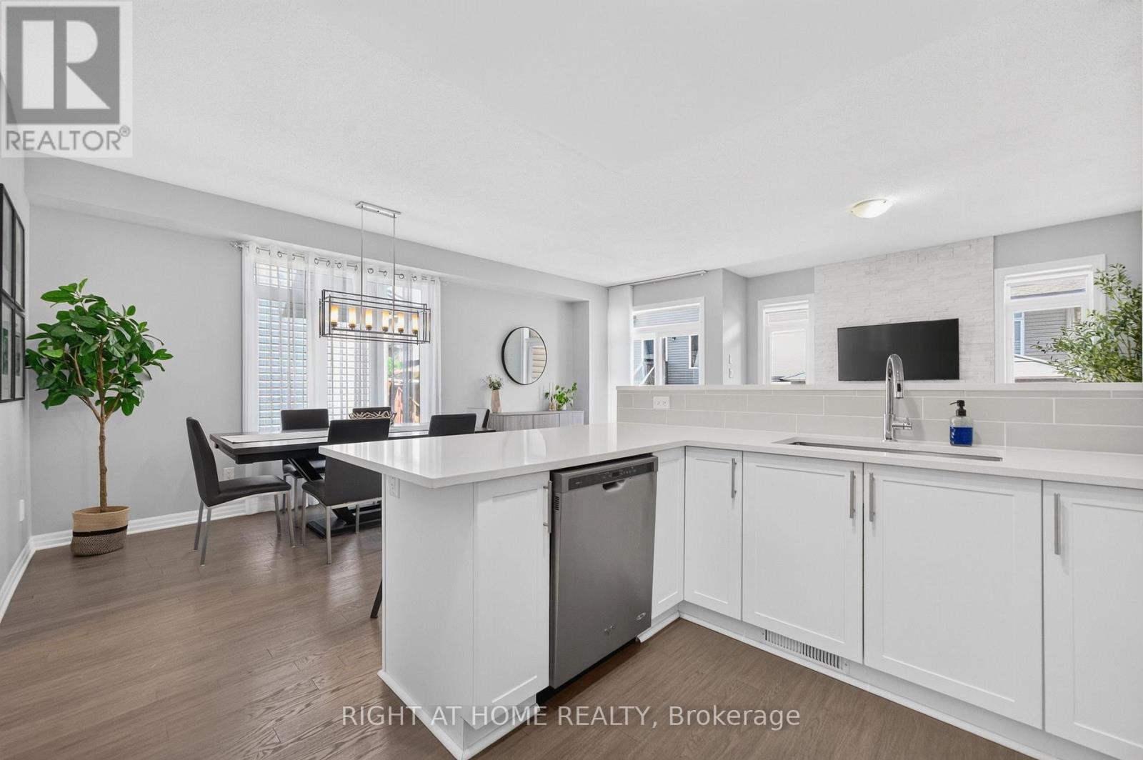 624 Spring Valley Drive, Ottawa, ON - Indoor Photo Showing Kitchen