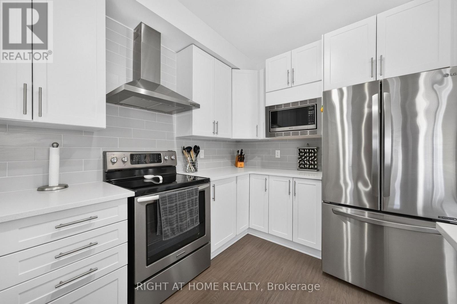 624 Spring Valley Drive, Ottawa, ON - Indoor Photo Showing Kitchen With Stainless Steel Kitchen