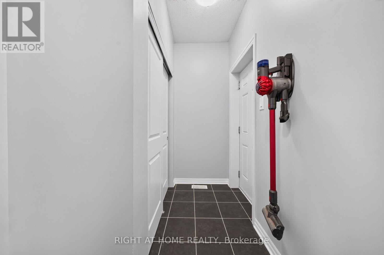 Mud room with access to garage - 624 Spring Valley Drive, Ottawa, ON - Photo Showing Other Room