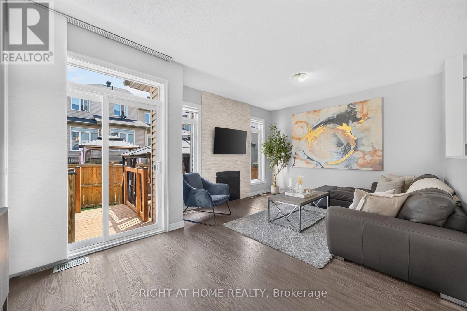 624 Spring Valley Drive, Ottawa, ON - Indoor Photo Showing Living Room