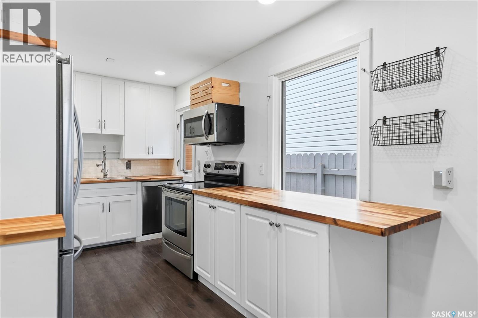 1519 C Avenue N, Saskatoon, SK - Indoor Photo Showing Kitchen