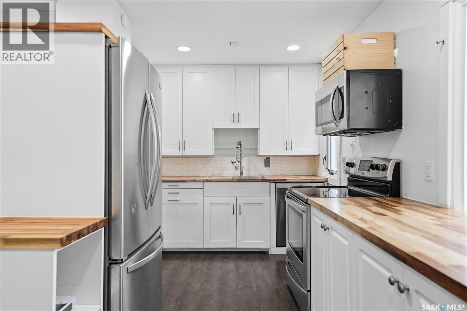 1519 C Avenue N, Saskatoon, SK - Indoor Photo Showing Kitchen With Stainless Steel Kitchen
