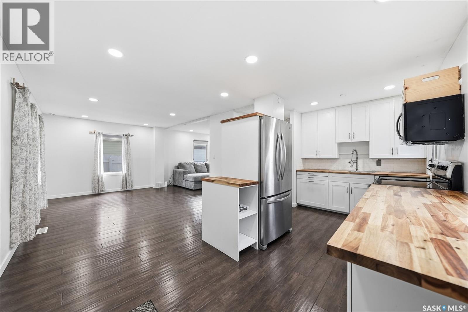 1519 C Avenue N, Saskatoon, SK - Indoor Photo Showing Kitchen With Stainless Steel Kitchen