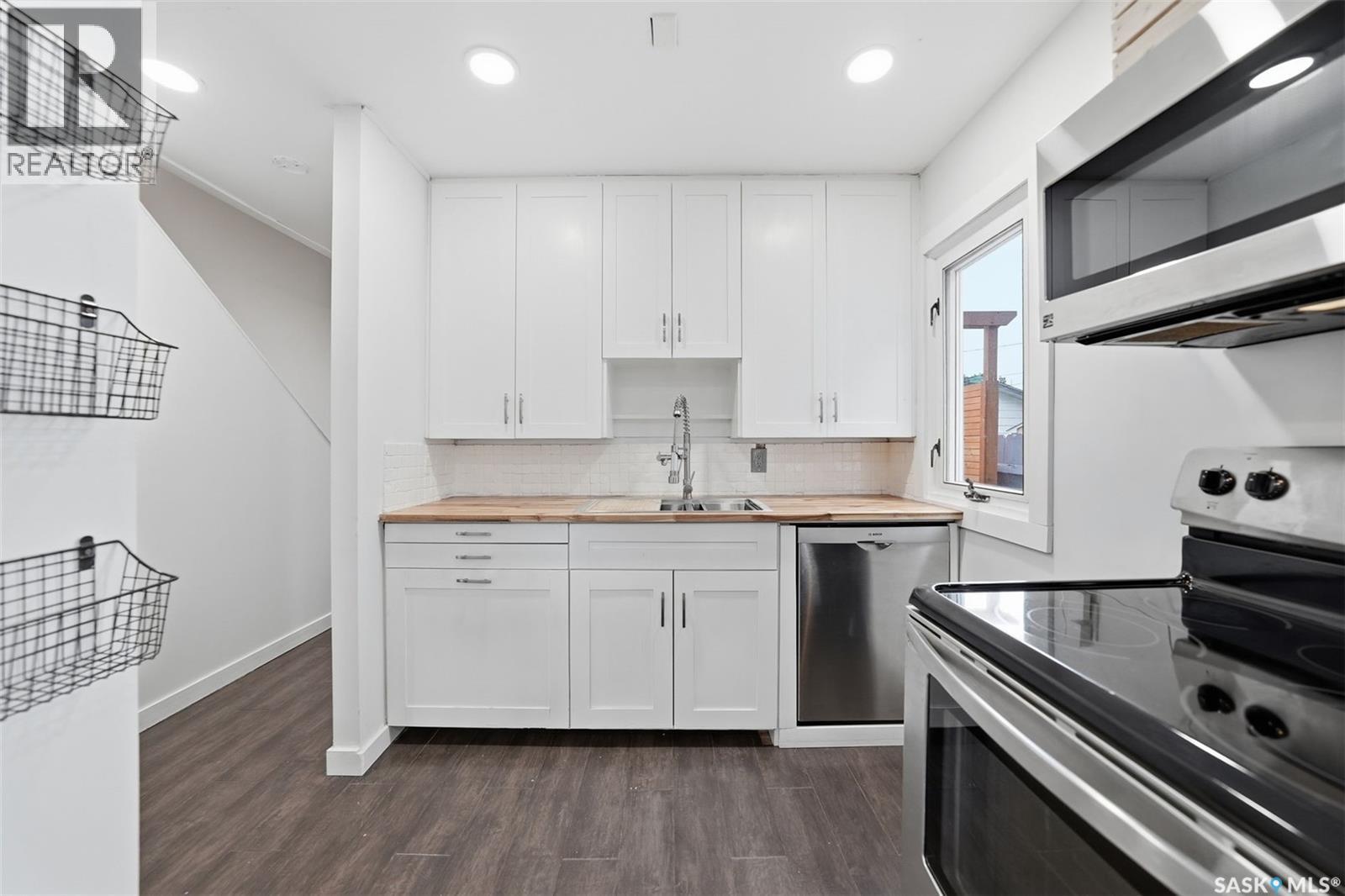 1519 C Avenue N, Saskatoon, SK - Indoor Photo Showing Kitchen With Double Sink