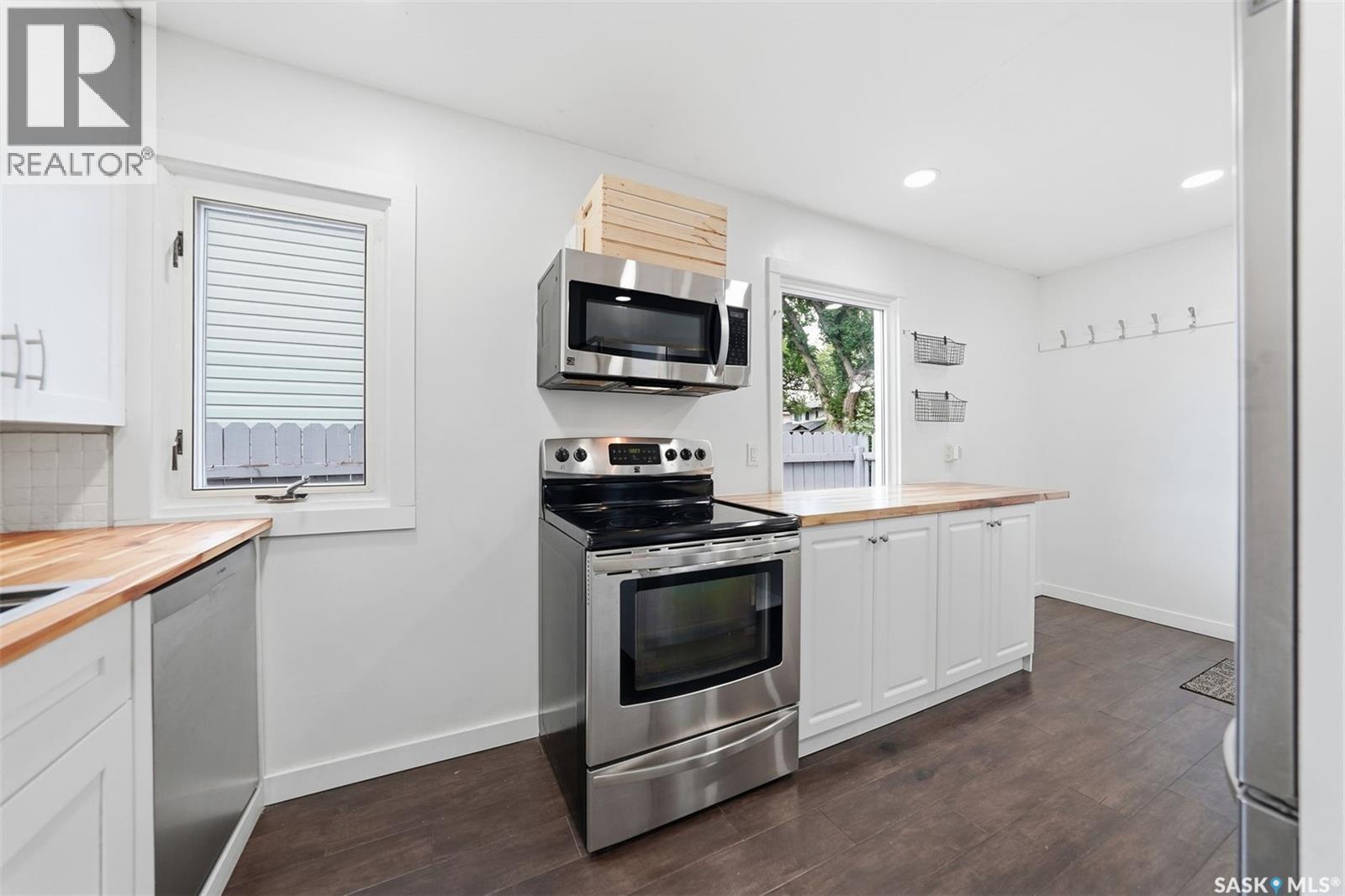 1519 C Avenue N, Saskatoon, SK - Indoor Photo Showing Kitchen