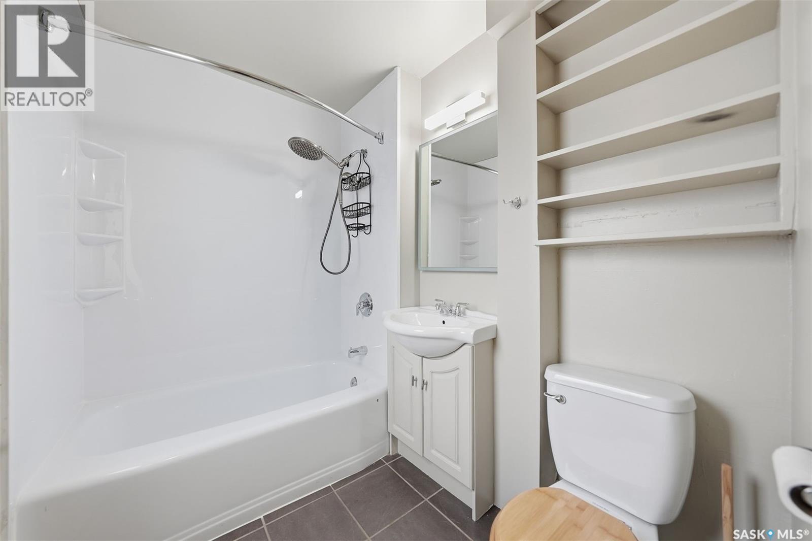 1519 C Avenue N, Saskatoon, SK - Indoor Photo Showing Bathroom