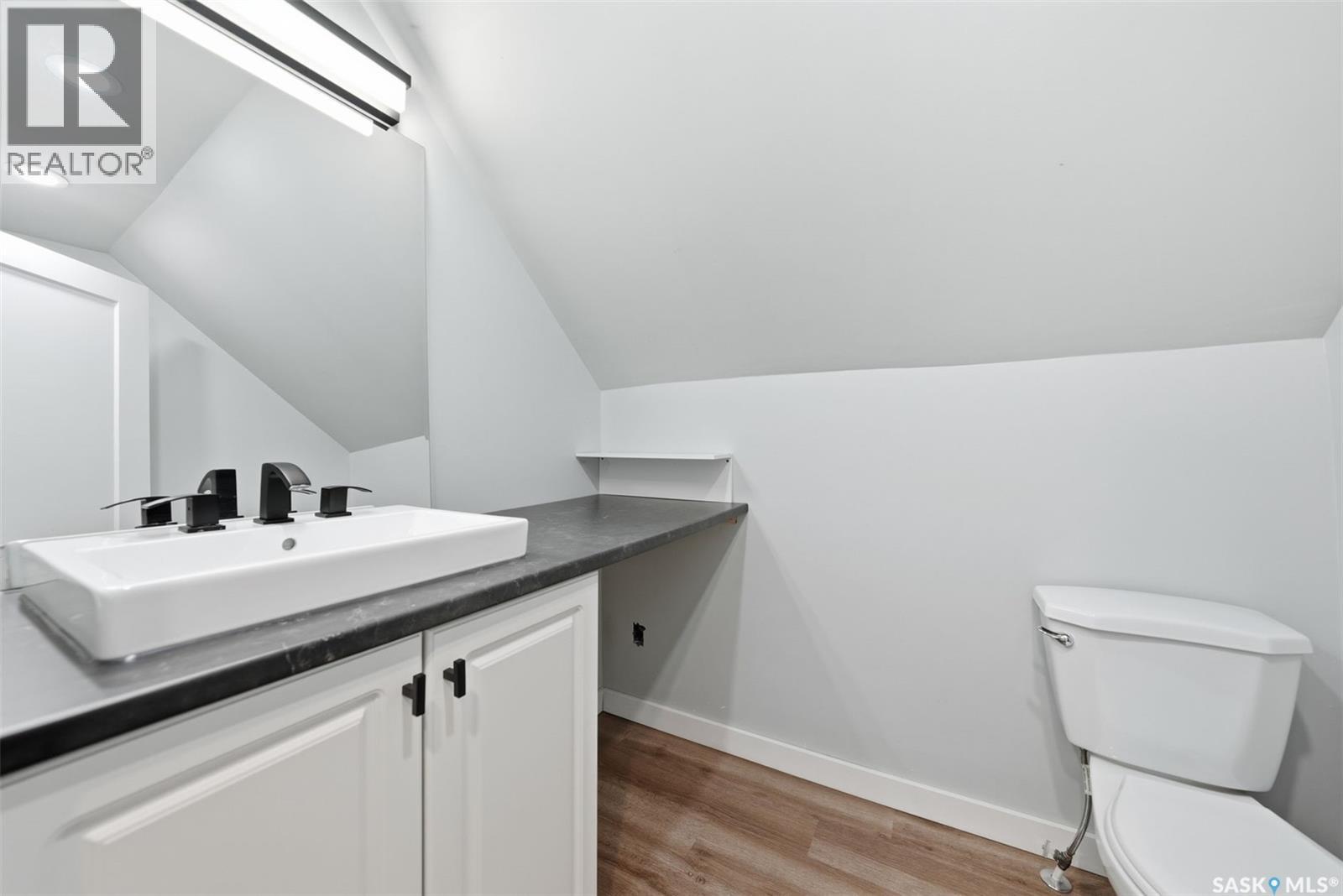 1519 C Avenue N, Saskatoon, SK - Indoor Photo Showing Bathroom