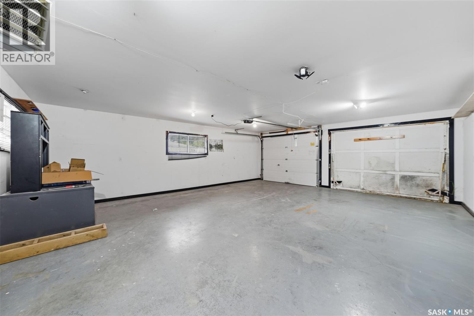 1519 C Avenue N, Saskatoon, SK - Indoor Photo Showing Garage