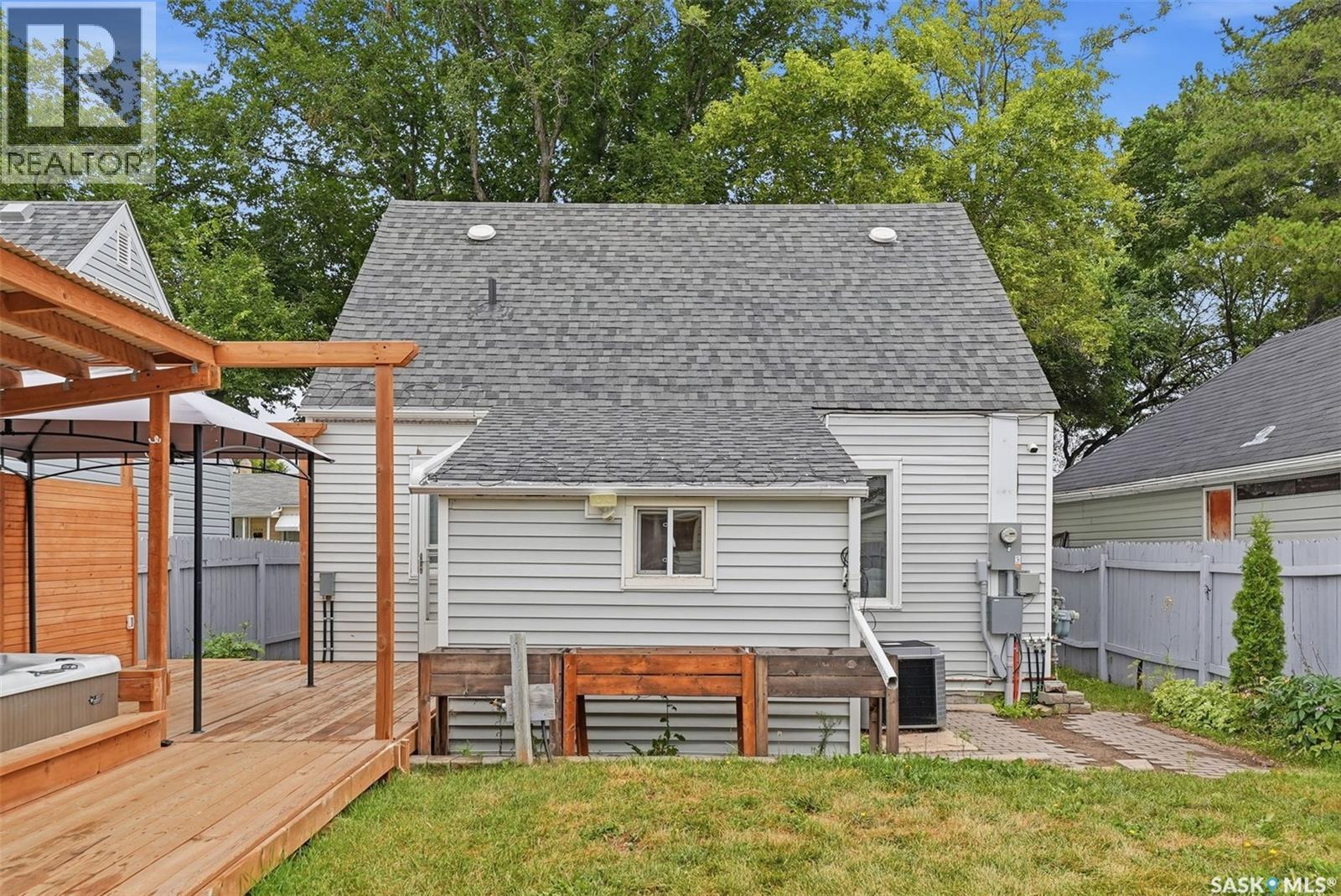 1519 C Avenue N, Saskatoon, SK - Outdoor With Deck Patio Veranda