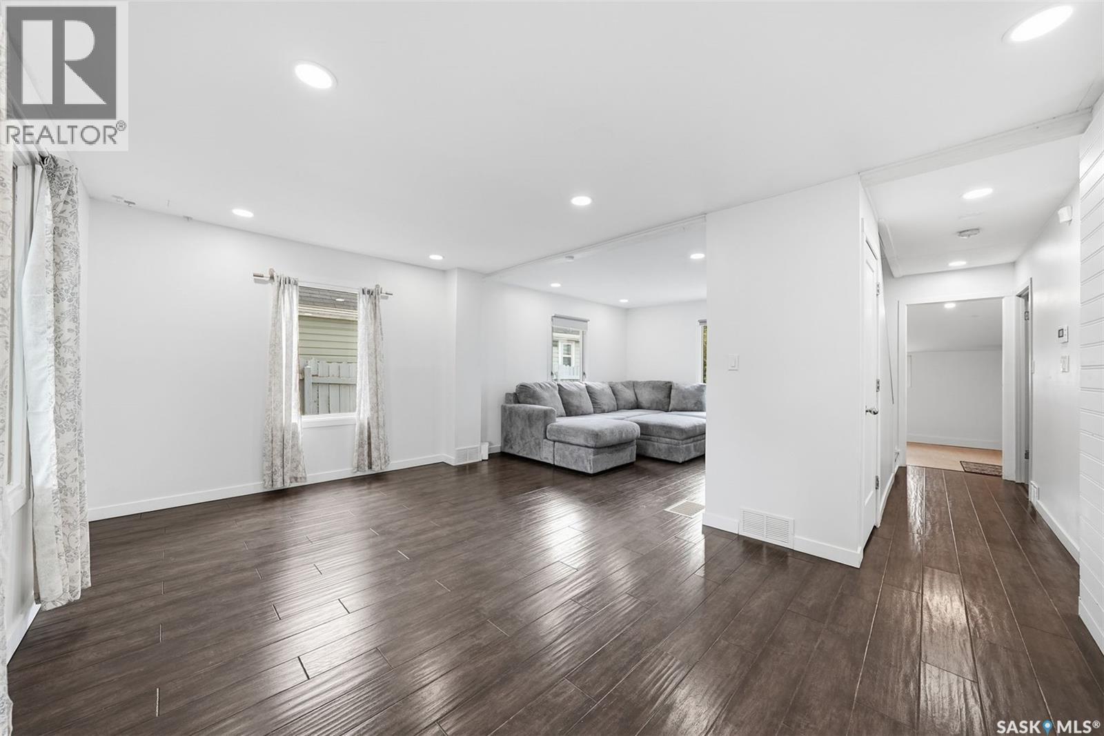 1519 C Avenue N, Saskatoon, SK - Indoor Photo Showing Living Room