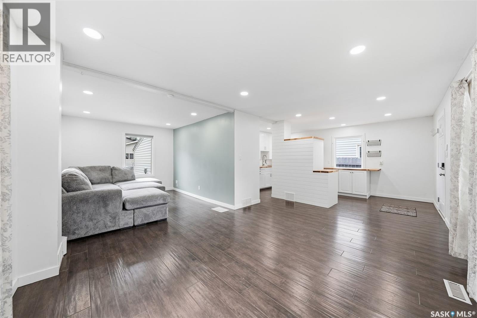 1519 C Avenue N, Saskatoon, SK - Indoor Photo Showing Living Room