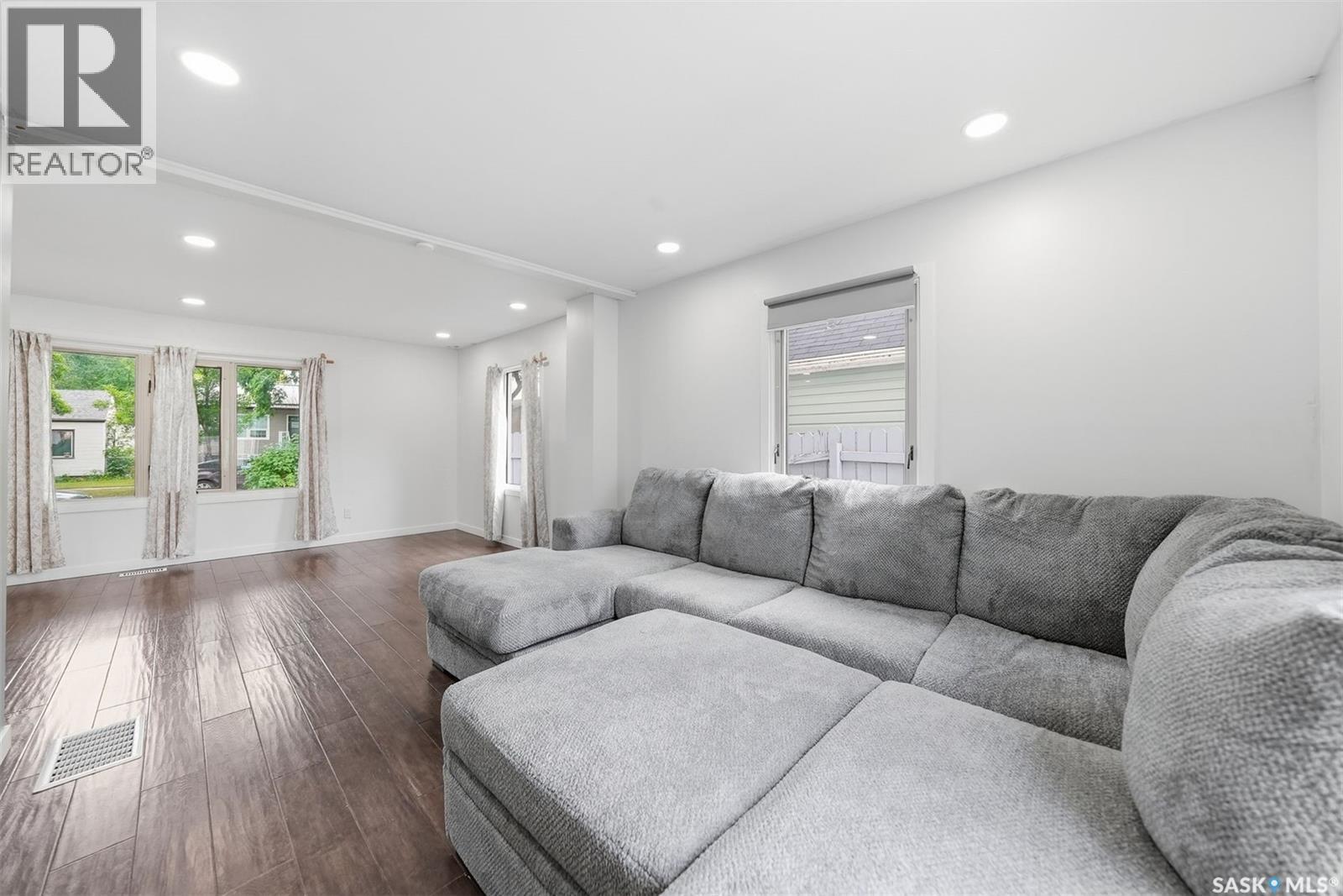 1519 C Avenue N, Saskatoon, SK - Indoor Photo Showing Living Room