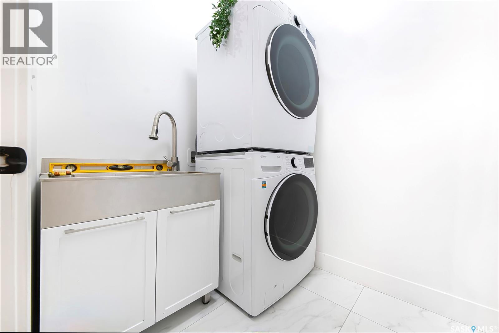 618 Nightingale Cove, Saskatoon, SK - Indoor Photo Showing Laundry Room