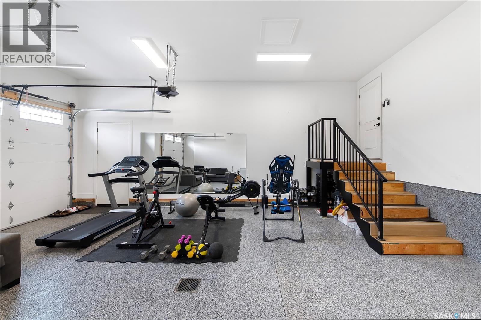 618 Nightingale Cove, Saskatoon, SK - Indoor Photo Showing Garage