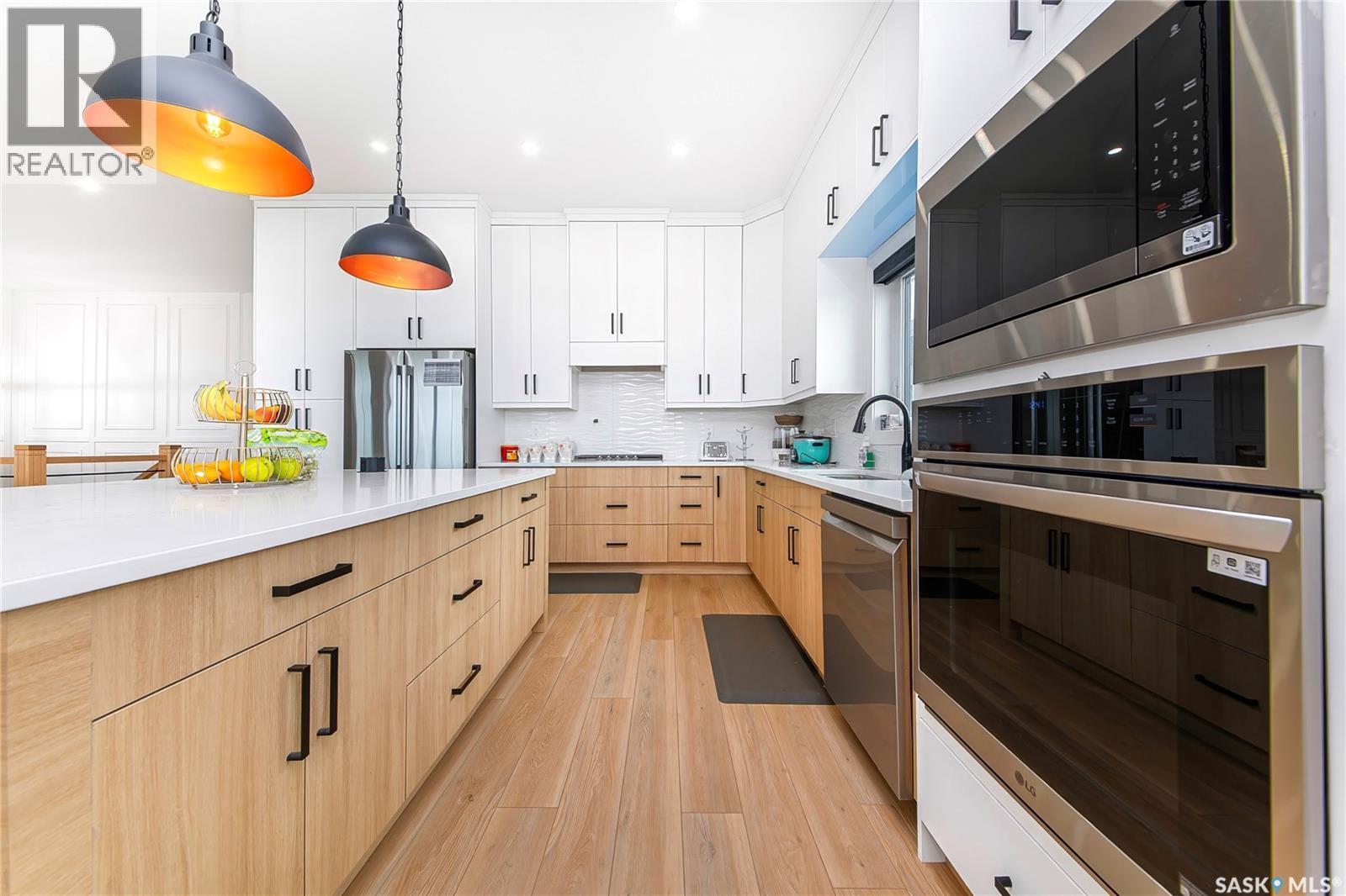 618 Nightingale Cove, Saskatoon, SK - Indoor Photo Showing Kitchen With Upgraded Kitchen