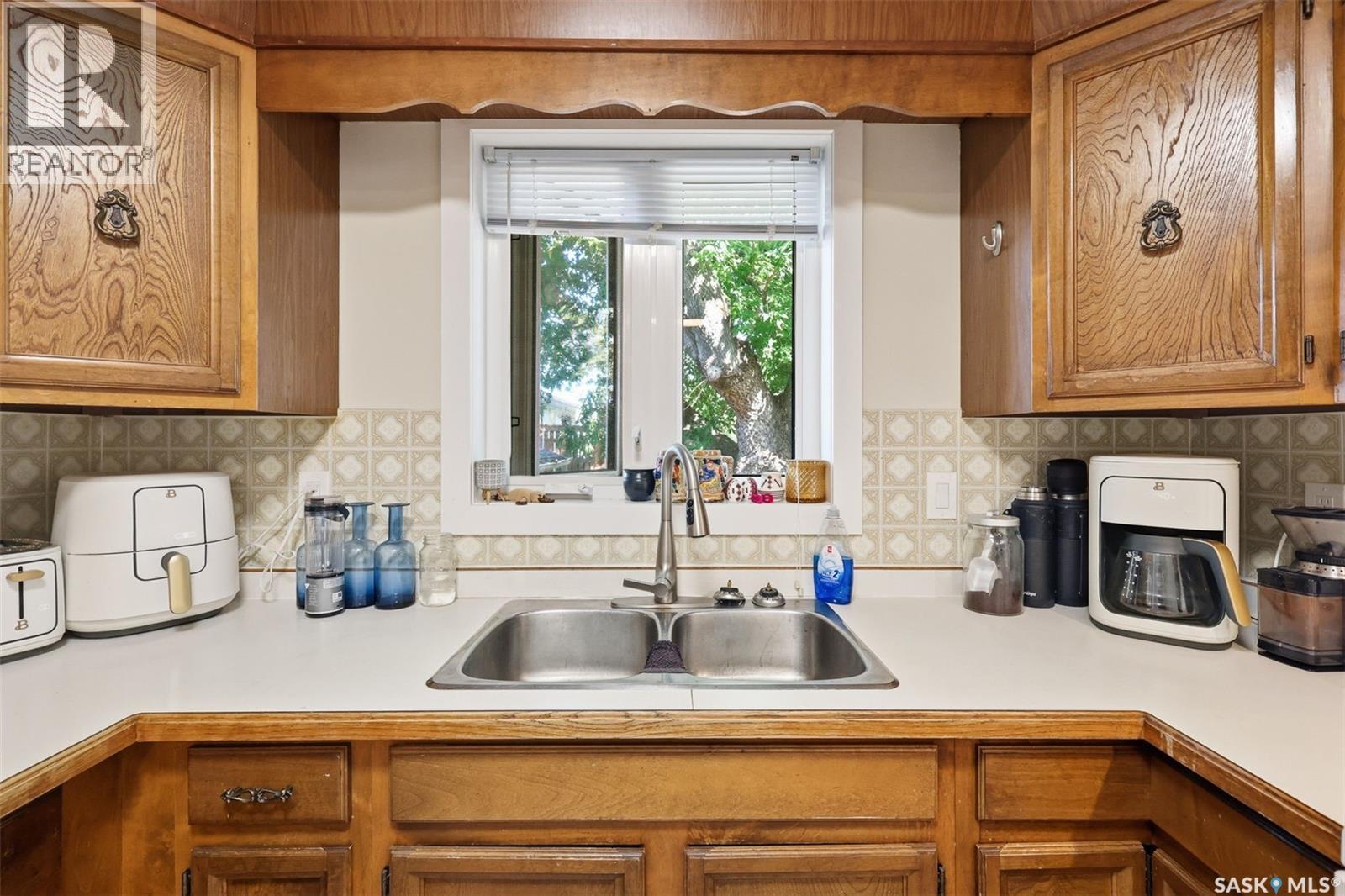 723 Lenore Drive, Saskatoon, SK - Indoor Photo Showing Kitchen With Double Sink
