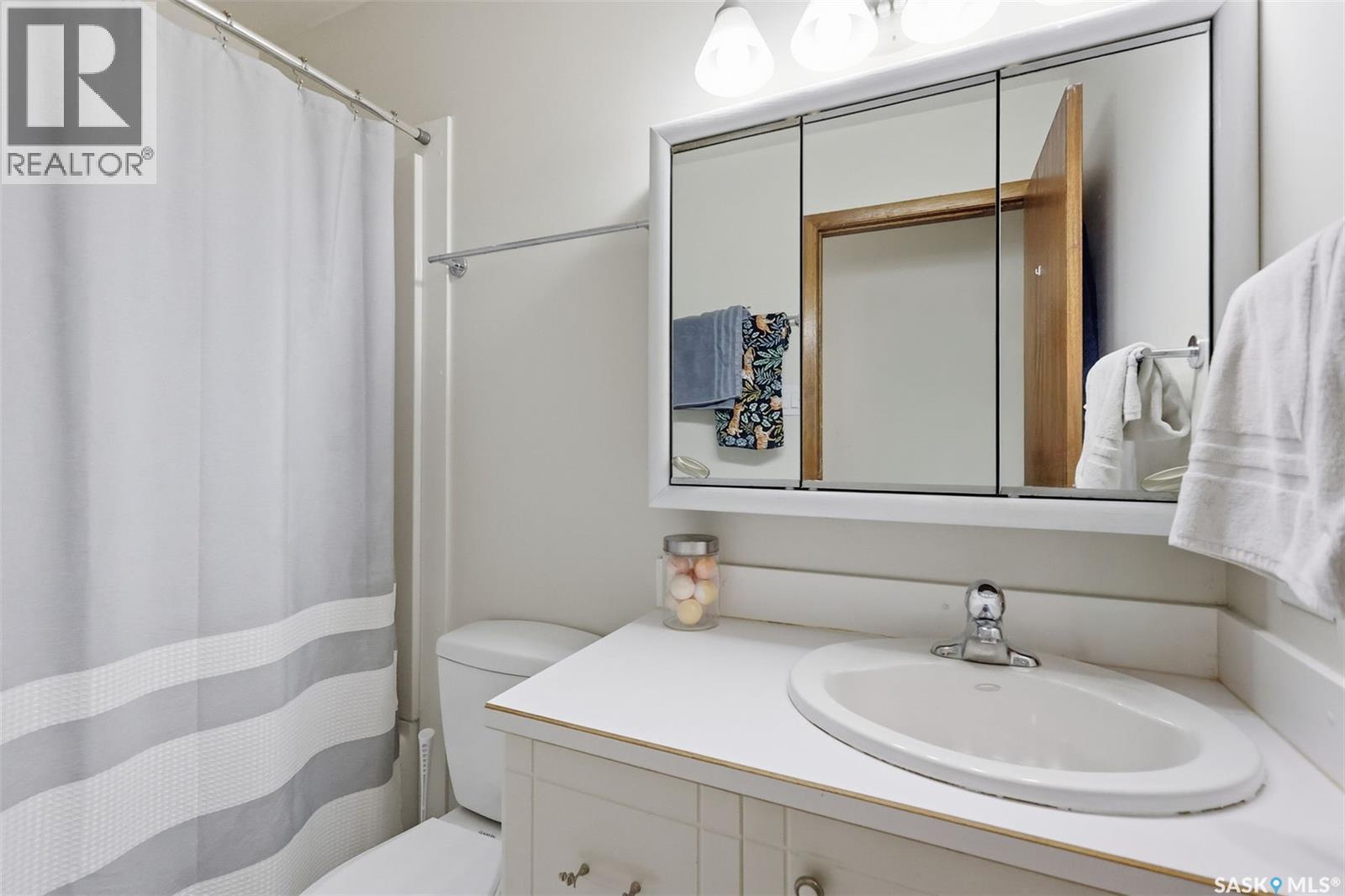 723 Lenore Drive, Saskatoon, SK - Indoor Photo Showing Bathroom