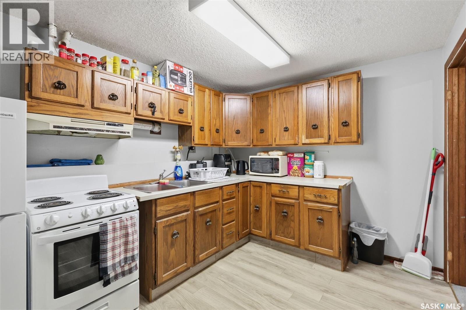 723 Lenore Drive, Saskatoon, SK - Indoor Photo Showing Kitchen With Double Sink