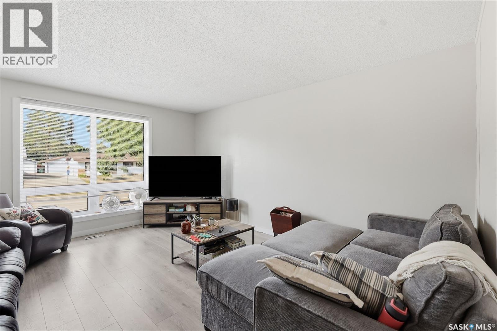 723 Lenore Drive, Saskatoon, SK - Indoor Photo Showing Living Room