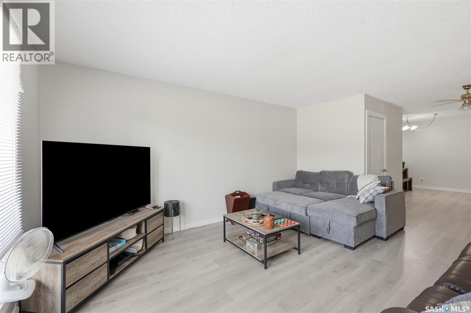 723 Lenore Drive, Saskatoon, SK - Indoor Photo Showing Living Room