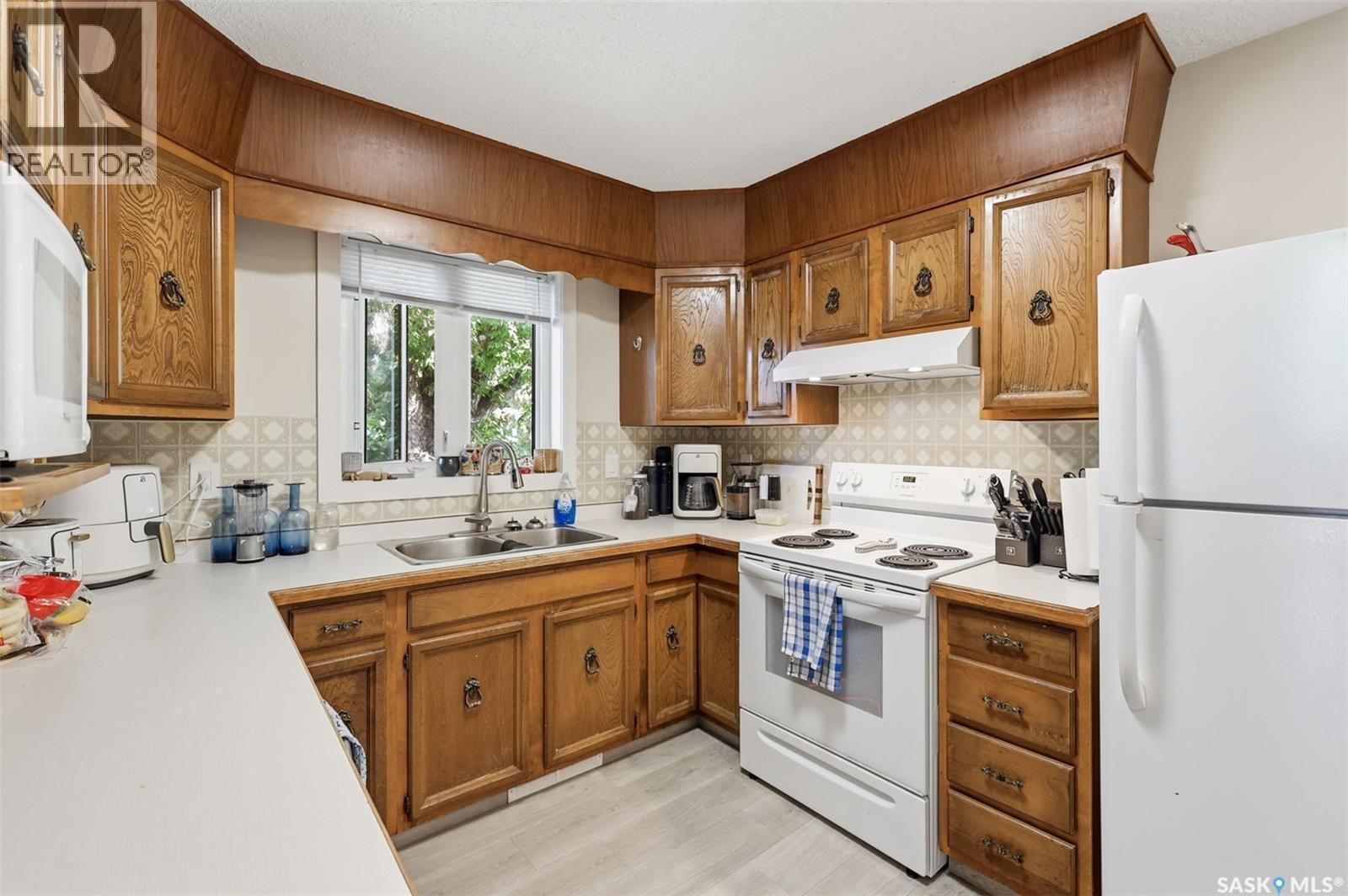 723 Lenore Drive, Saskatoon, SK - Indoor Photo Showing Kitchen With Double Sink