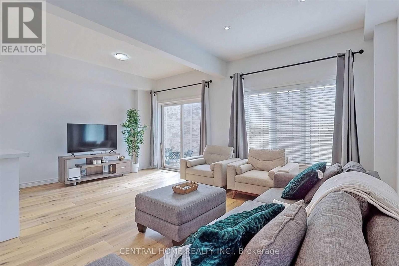 1 - 98 Shoreview Place, Hamilton, ON - Indoor Photo Showing Living Room