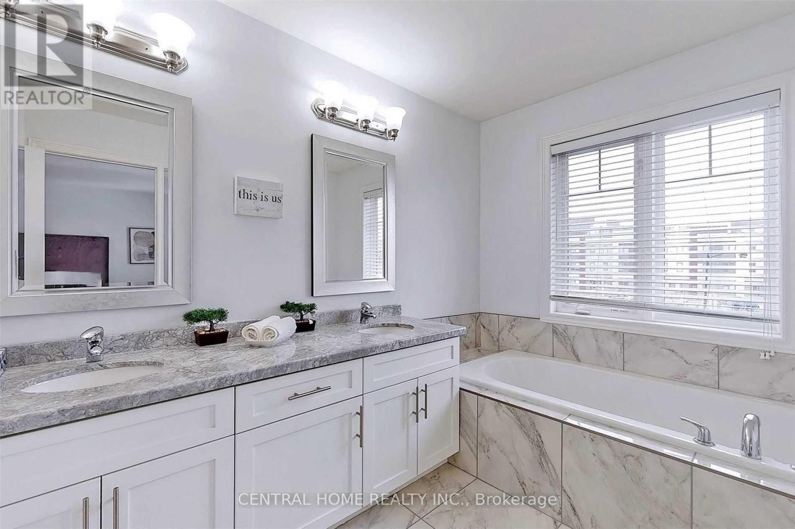 1 - 98 Shoreview Place, Hamilton, ON - Indoor Photo Showing Bathroom