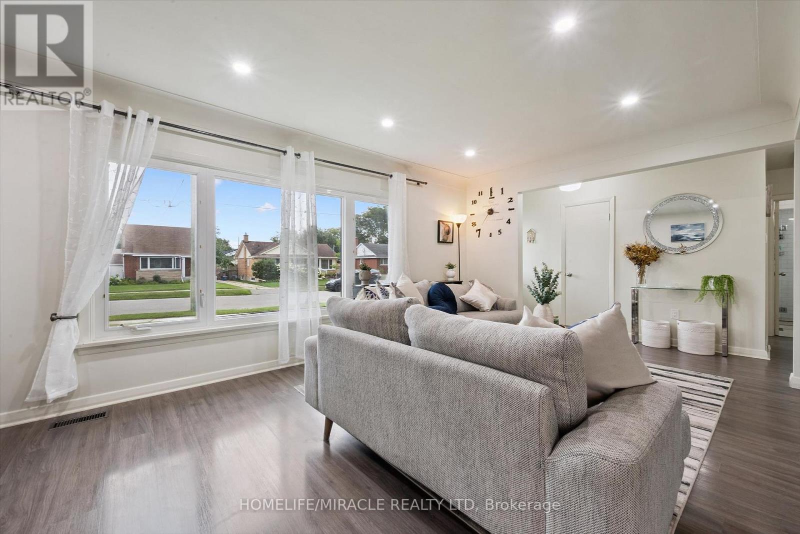 60 Edinburgh Road, Kitchener, ON - Indoor Photo Showing Living Room