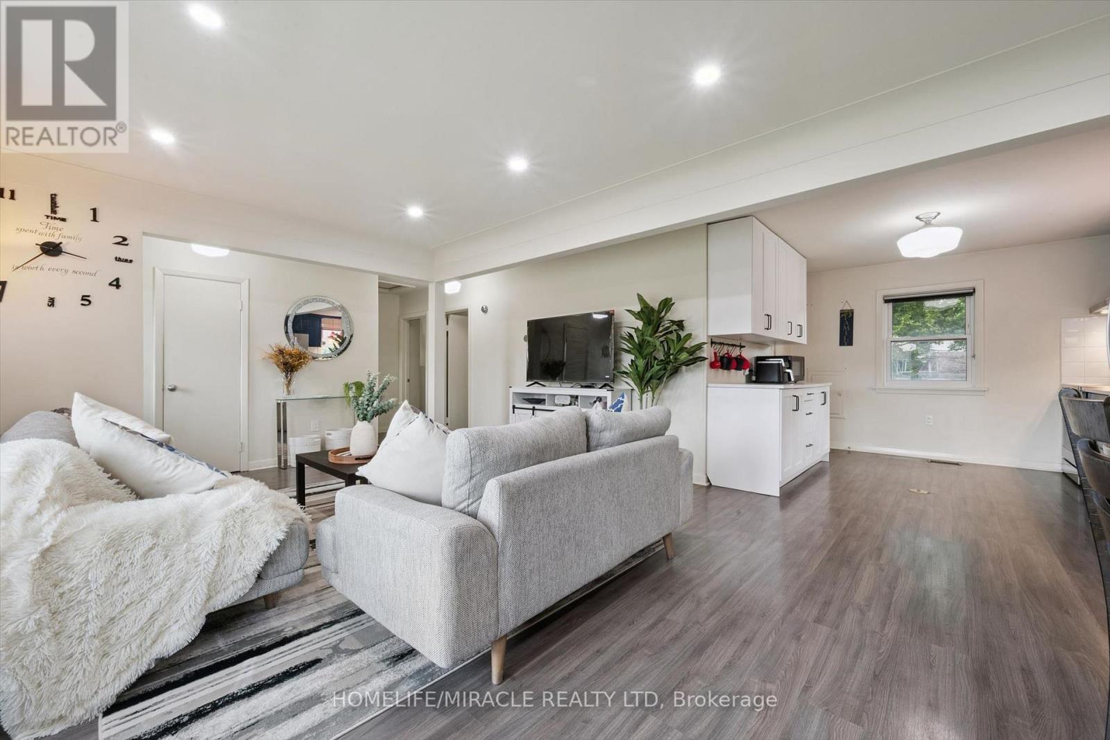 60 Edinburgh Road, Kitchener, ON - Indoor Photo Showing Living Room