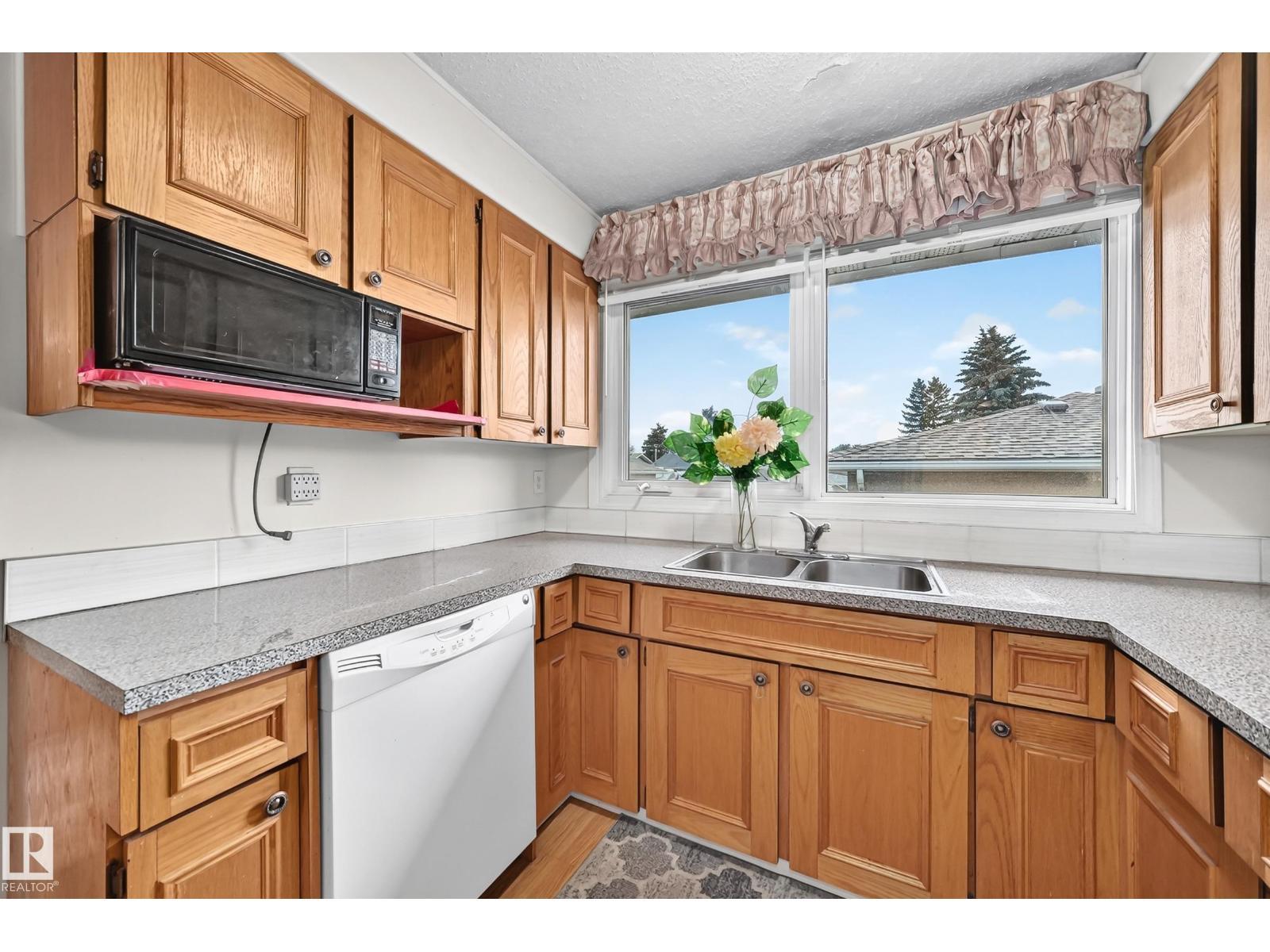15020 88 St Nw, Edmonton, AB - Indoor Photo Showing Kitchen With Double Sink