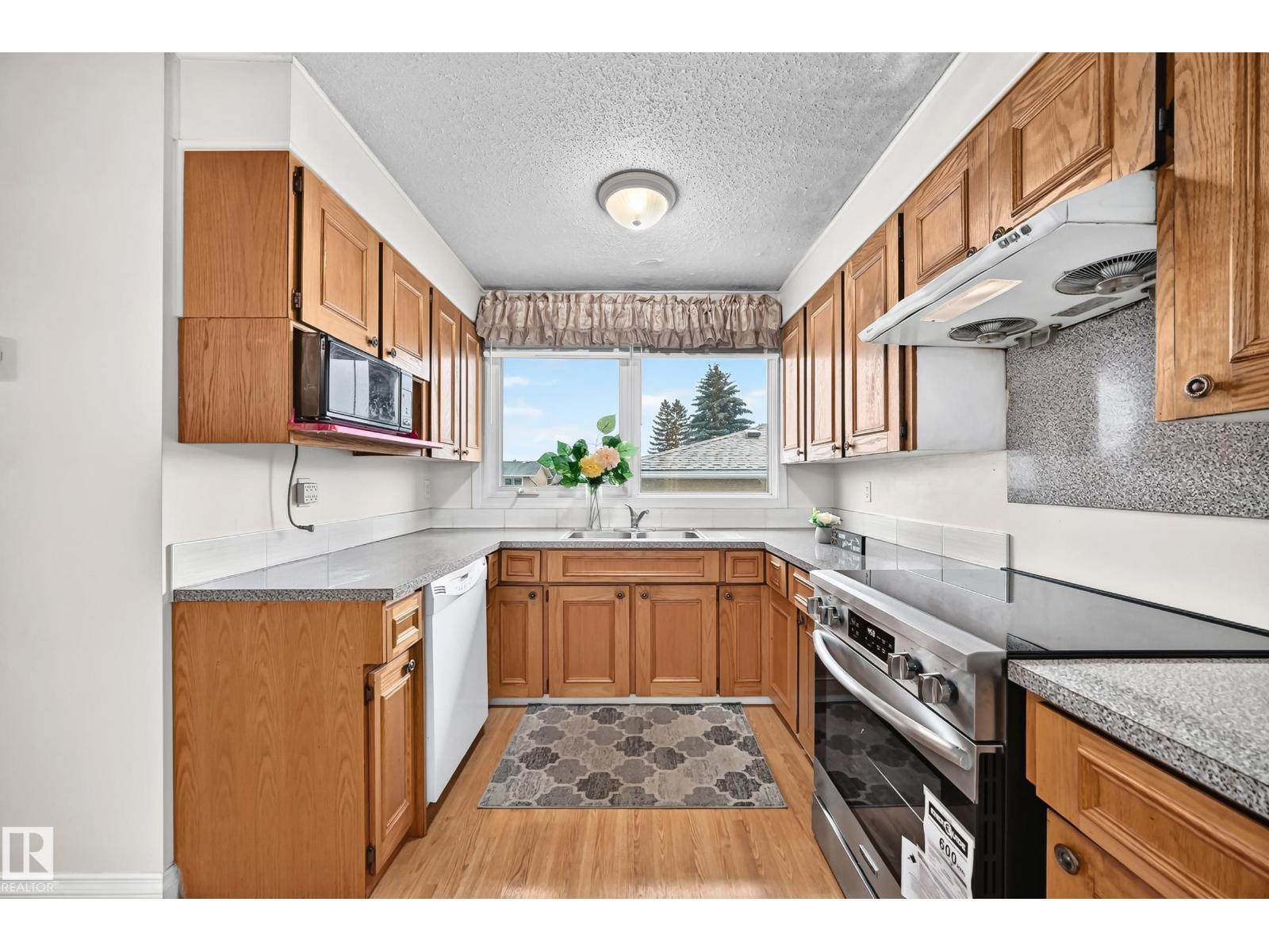15020 88 St Nw, Edmonton, AB - Indoor Photo Showing Kitchen With Double Sink