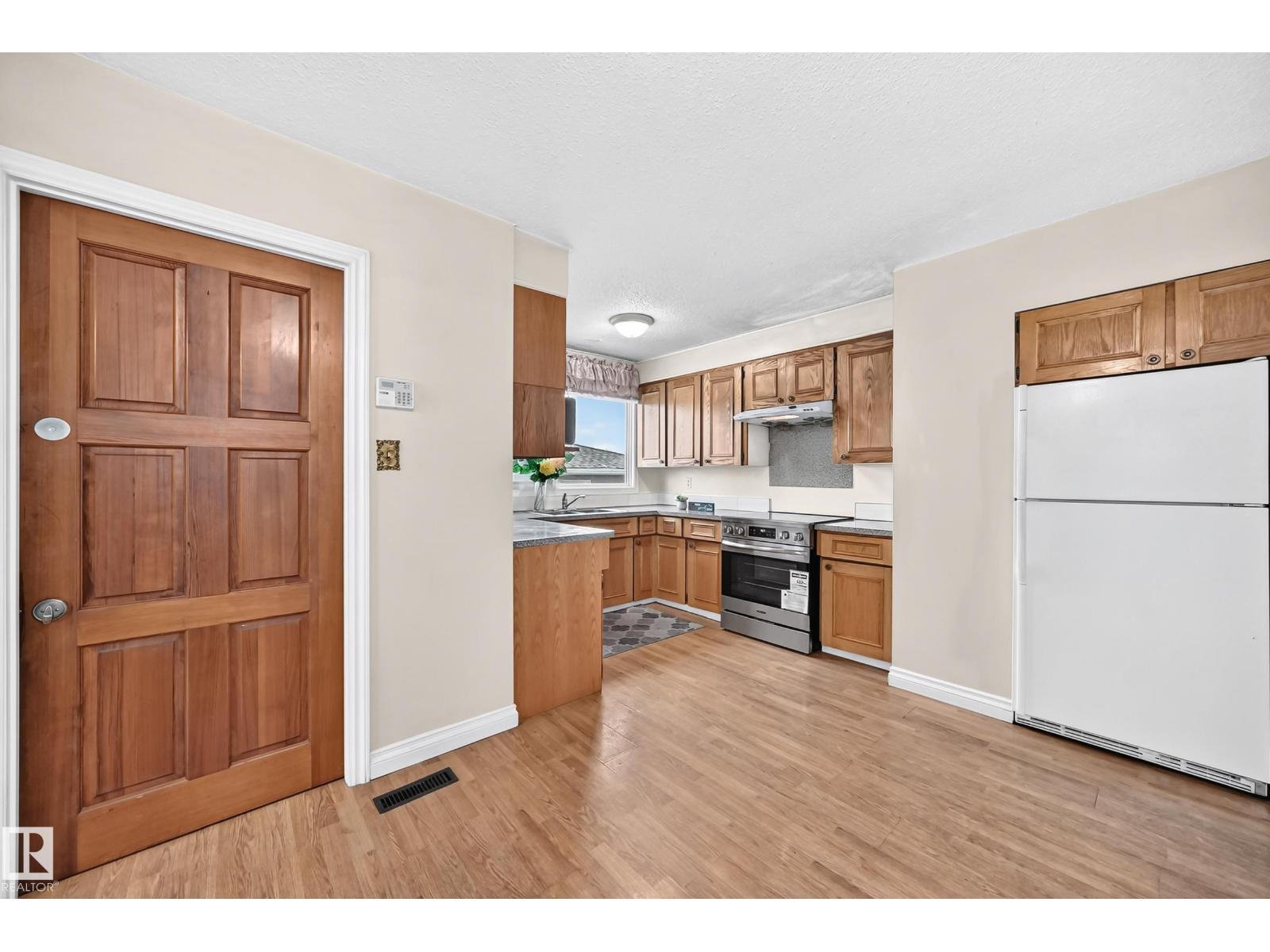 15020 88 St Nw, Edmonton, AB - Indoor Photo Showing Kitchen