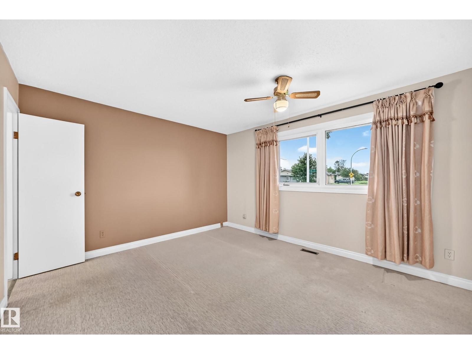 15020 88 St Nw, Edmonton, AB - Indoor Photo Showing Other Room